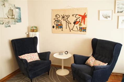 Studio di psicoterapia con divano e poltrone