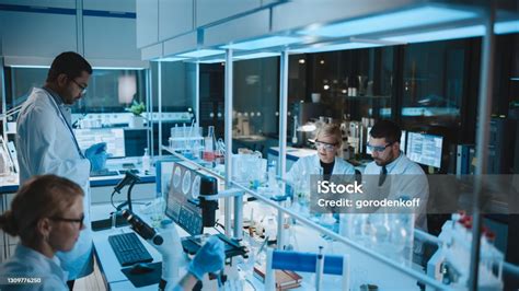 Immagine di un team di ricercatori che lavora in laboratorio con attrezzature moderne