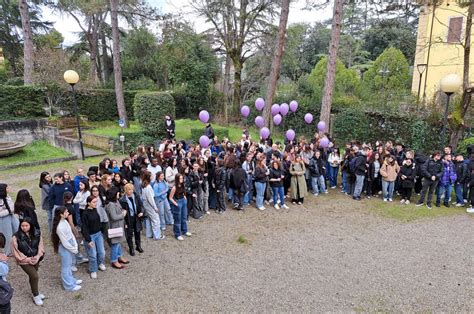Ragazzi che fanno un flashmob con fiocchi lilla per sensibilizzare sui disturbi alimentari