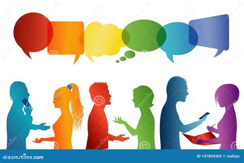 Un gruppo di persone che parla animatamente, con espressioni che suggeriscono un dibattito o una discussione.