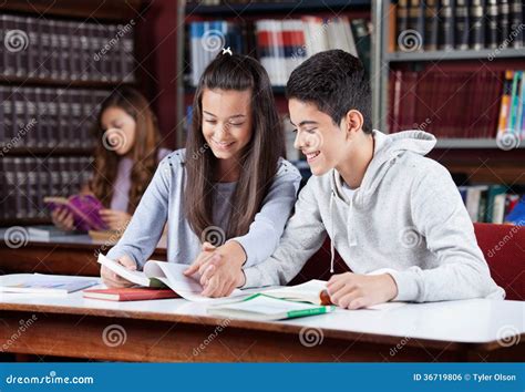 Adolescenti che studiano insieme