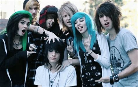 Ragazzi con abbigliamento e acconciature tipiche della subcultura Emo