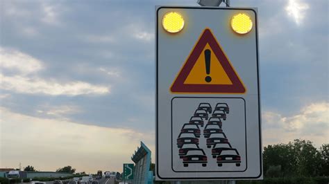 Segnaletica luminosa notturna di una barca.