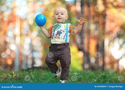 Bambino che gioca con una palla in un parco