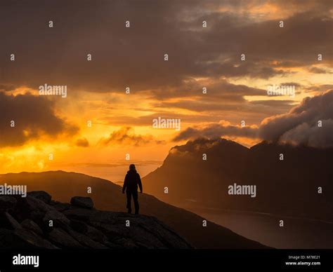 Persona che sorride guardando un tramonto