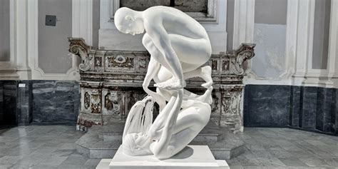Statua di Narciso che ammira il suo riflesso