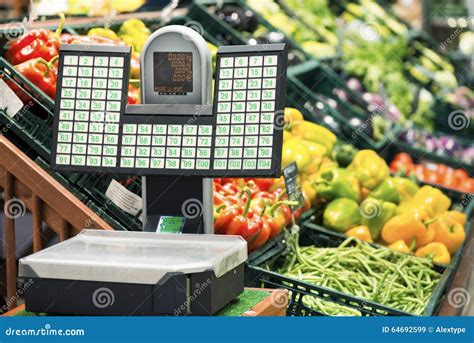 bilancia con frutta e verdura