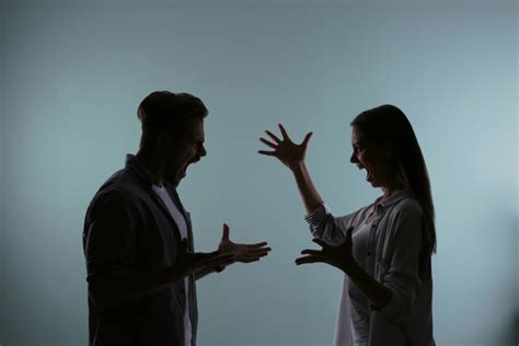 Coppia in un litigio carico di tensione