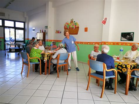 Anziani che interagiscono in un centro diurno