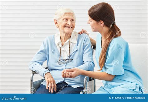 Personale sanitario che assiste un anziano in una stanza di ospedale