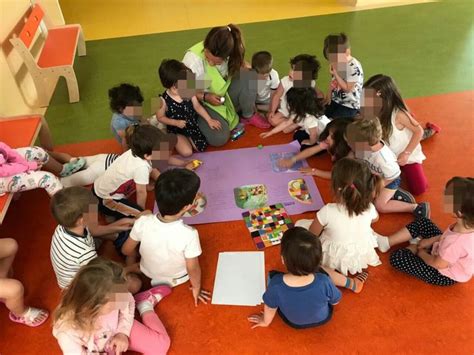 Bambini che partecipano ad attività ludico-didattiche all'aperto