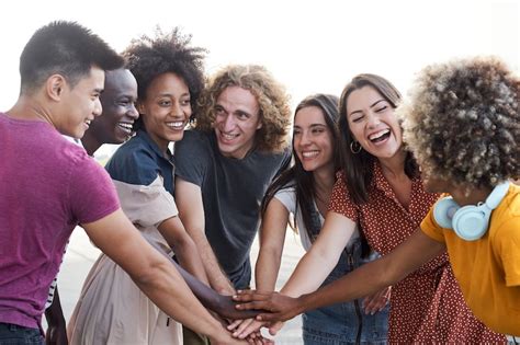 Amici che interagiscono in modo diverso