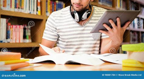 Immagine di uno studente che studia intensamente con espressione preoccupata.