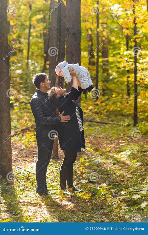 Coppia genitore-bambino che gioca