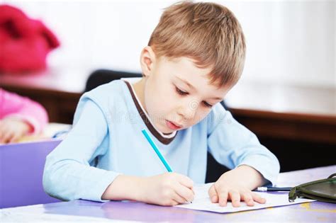 bambino che studia