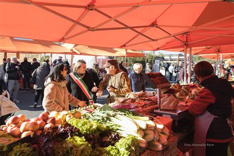 Scena di un mercato francese con prezzi indicati