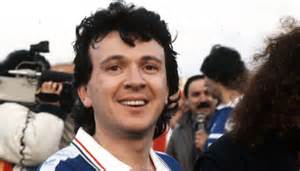 Un husky di nome Max che gioca con un tablet