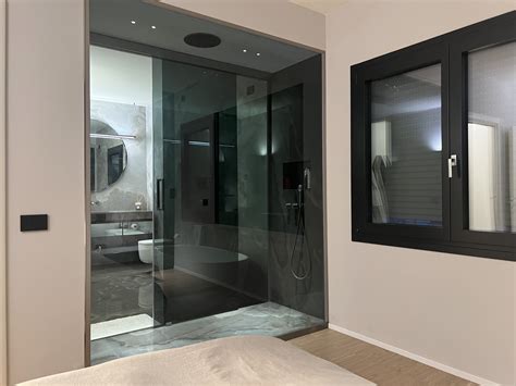 Dettaglio bagno scolastico con divisorio in vetro