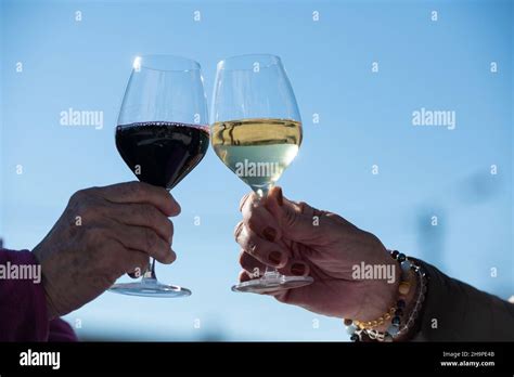Persona che rovescia un bicchiere di vino