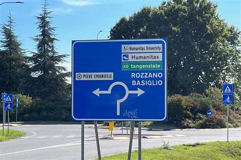 Segnale stradale con indicazioni per 