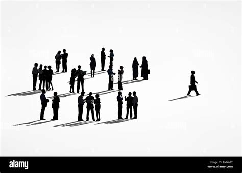 Illustrazione stilizzata di persone che si allontanano l'una dall'altra