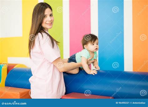 Bambino che lavora con un terapista comportamentale