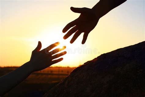 Illustrazione di una mano che aiuta un'altra mano a rialzarsi