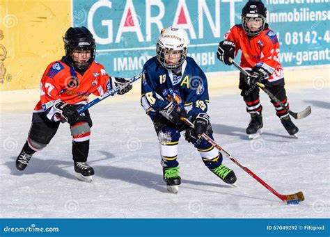 bambini che giocano a hockey su ghiaccio