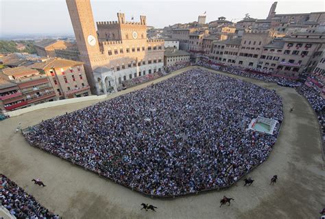 Piazza del Campo di Siena durante il Palio