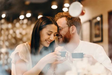 Coppia che beve caffè decaffeinato