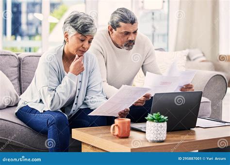 Coppia che legge documenti per l'adozione