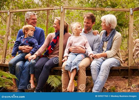 famiglia che parla serenamente