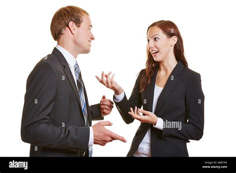 persone che si parlano con serenità
