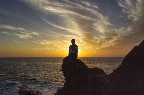 una persona che guarda verso l'orizzonte