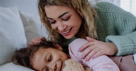 Immagine di una neomamma che accarezza il suo bambino con espressione pensierosa