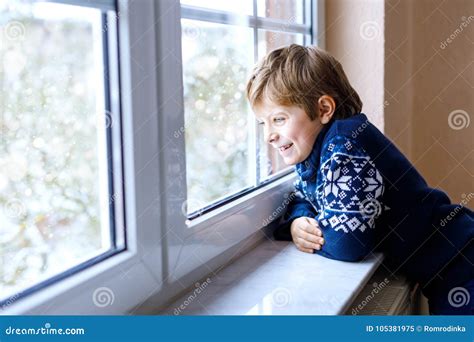 bambino che guarda fuori dalla finestra in classe