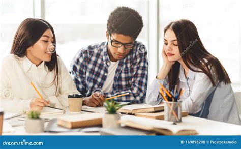 Studenti che studiano psicologia