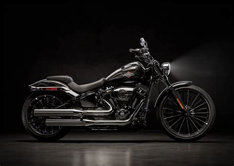 Immagine di una motocicletta Harley Davidson in movimento su una strada