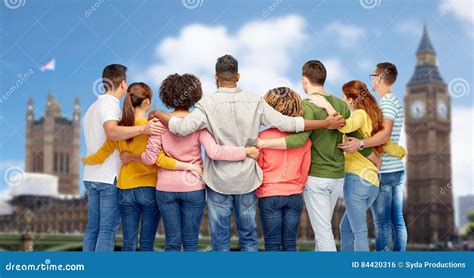 un gruppo di persone che si abbracciano in segno di supporto