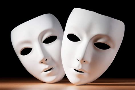 una maschera teatrale divisa a metà