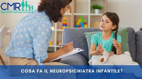 Neuropsichiatra infantile che parla con genitori e bambino