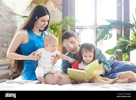 Genitori che leggono un libro con il loro bambino