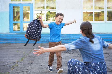 Bambino che corre verso la madre