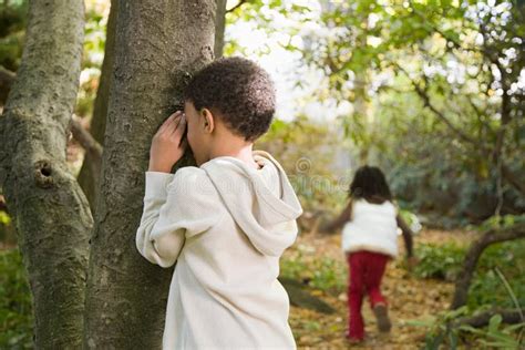 Bambini che giocano a nascondino