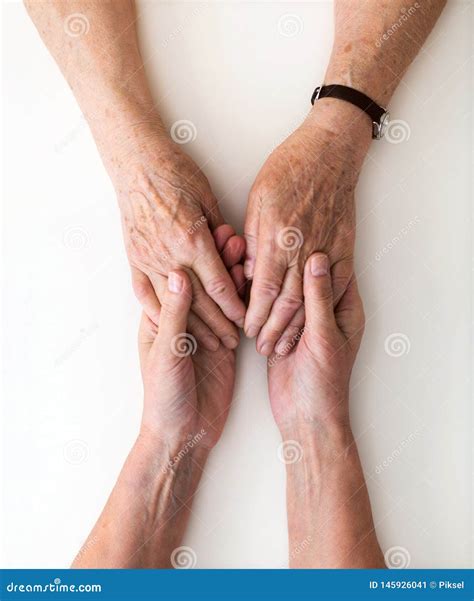 Infermiere che tiene la mano a un paziente anziano