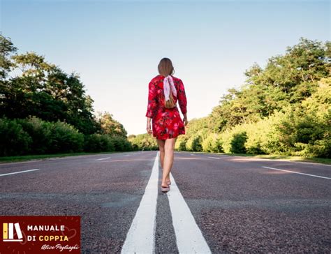 persona che si allontana