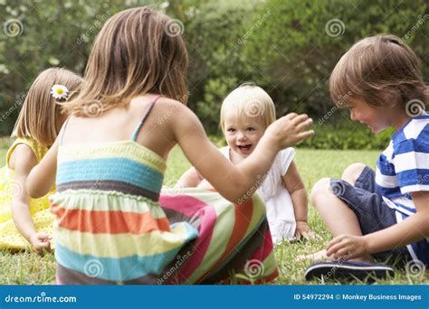 Bambini che giocano insieme all'aperto