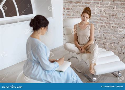 psicologo che lavora con un paziente