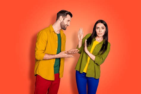 Persona che si sente sopraffatta da un contatto fisico