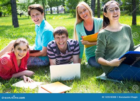 Gruppo di studenti che partecipano a un seminario sul benessere universitario